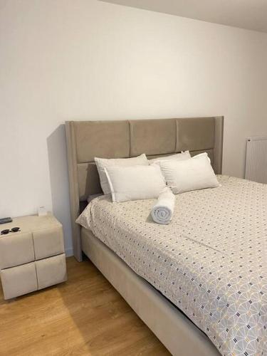 une chambre avec un grand lit avec des oreillers blancs dans l'établissement Superbe appartement chic et calme, à Clamart