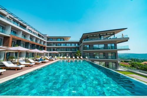 Bazén v ubytování Royal Blue Resort & Residences nebo v jeho okolí