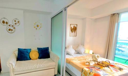 Postel nebo postele na pokoji v ubytování Azure Beach Staycation