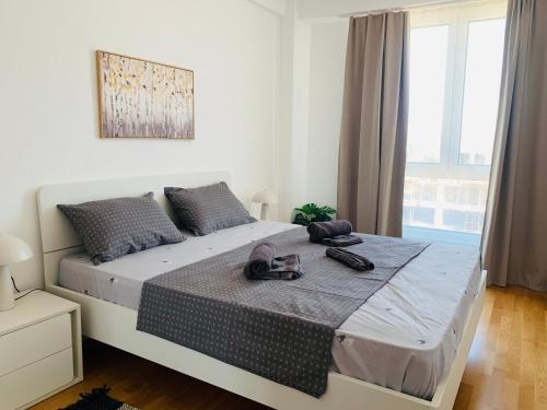 スコピエにあるMoon Loft next to East Gate Mall Free Parking includedのベッドルーム1室(大型ベッド1台、靴付)