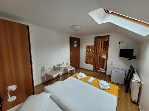 une chambre d'hôtel avec deux lits et une télévision dans l'établissement Casa Marian, à Buşteni