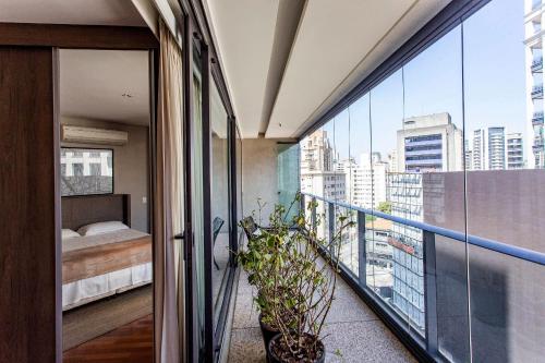 un balcon avec vue sur une chambre dans l'établissement FL Residence, à São Paulo