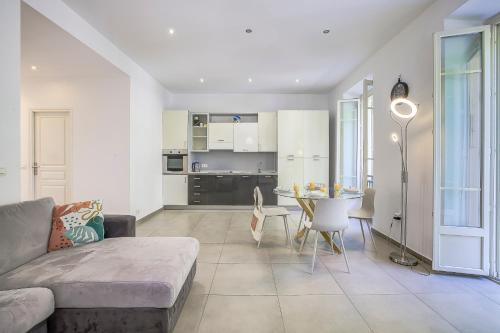 un salon avec un canapé et une table dans l'établissement Maison Bianchi - Place Marshall, à Nice