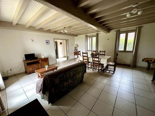 un salon avec un canapé et une table dans l'établissement Maison de campagne proche Vichy, à Saint-Étienne-de-Vicq