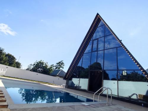 Πισίνα στο ή κοντά στο Dreamsville Chalet Gabala