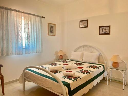 アルトゥーラにあるAlcaria Grand Houseのベッドルーム1室(花柄のベッドカバー付)