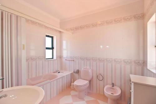 アルトゥーラにあるAlcaria Grand Houseのトイレ、浴槽、洗面台を備えたバスルーム