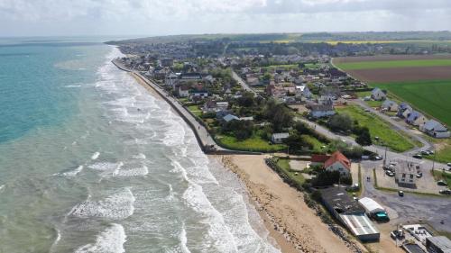 an aerial view of the shoreline of a beach at Duplex avec vue sur mer-La Rose des Vents in Saint-Côme-de-Fresné
