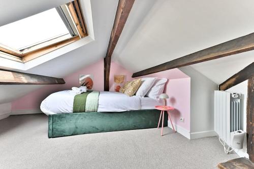 une chambre avec un lit dans un grenier dans l'établissement Loft Mezzanine central à Paris 14ème, à Paris