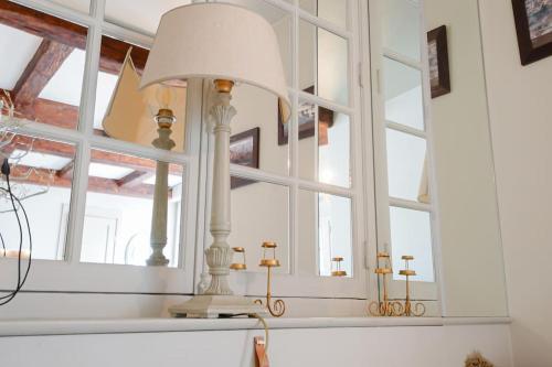 une cuisine avec un grand miroir et une lampe dans l'établissement Cœur du Marais - Grand appartement 4 personnes, à Paris