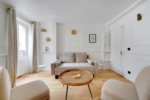 un salon avec un canapé et une table dans l'établissement Cosy apartment - 1BR-2P - Gros-Caillou-Invalides, à Paris