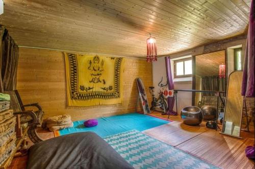 une chambre avec un lit et un tapis sur le sol dans l'établissement Le Manoir du Val, à Douvres-la-Délivrande