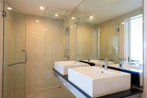 a bathroom with two sinks and a mirror at Exclusive beach apartment with Wonderful View in Ko Lanta