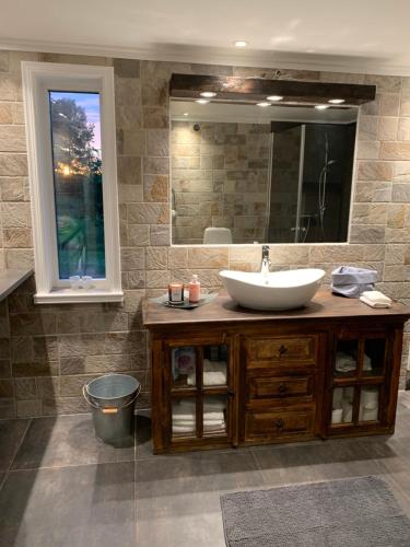 a bathroom with a sink and a mirror at Lill-Stugan på Store Hage in Kareby