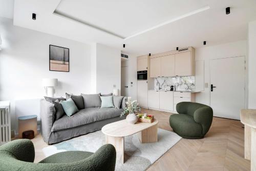 un salon avec un canapé, deux chaises et une table dans l'établissement Elegant apartment - 3BR-8P - Champs-Elysées, à Paris