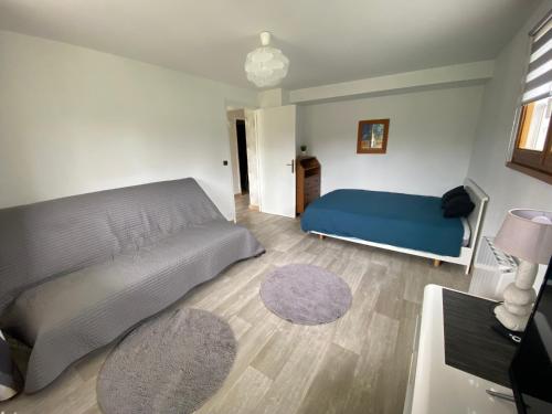 une chambre avec un lit et un tapis dans l'établissement La maison de Cécile, à Vallières