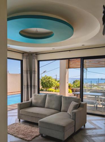a living room with a couch and a ceiling at Maison des Sables/Pano in Pointe aux Sable