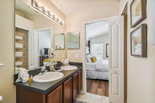 Koupelna v ubytování Cozy family Home 5b3b Private Pool 11Mil Disney