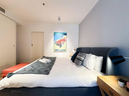 Letto o letti in una camera di Stylish Urban Retreat in Melbourne CBD