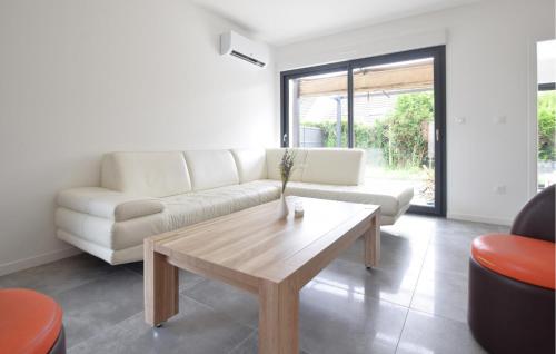Χώρος καθιστικού στο 4 Bedroom Amazing Home In Grentheville