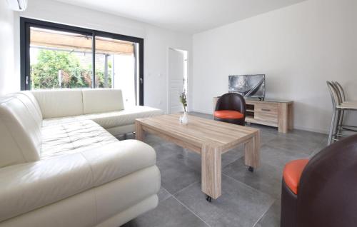 un salon avec un canapé et une table dans l'établissement 4 Bedroom Amazing Home In Grentheville, à Grentheville