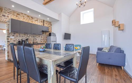 une salle à manger et un salon avec une table et des chaises dans l'établissement 3 Bedroom Stunning Home In Creances, à Créances