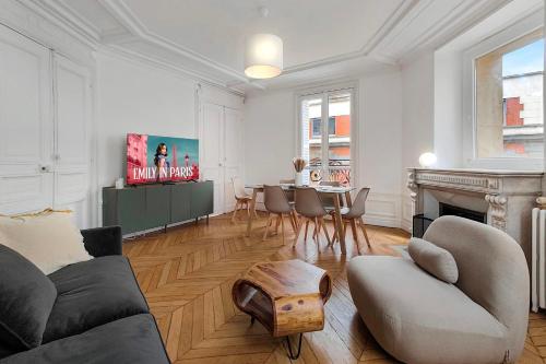 un salon avec un canapé et une table dans l'établissement Amazing refurbished flat in Paris V, à Paris