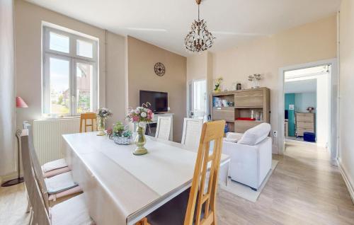 une salle à manger et un salon avec une table et des chaises dans l'établissement Stunning Home In Arques La Bataille Arq, à Arques-la-Bataille