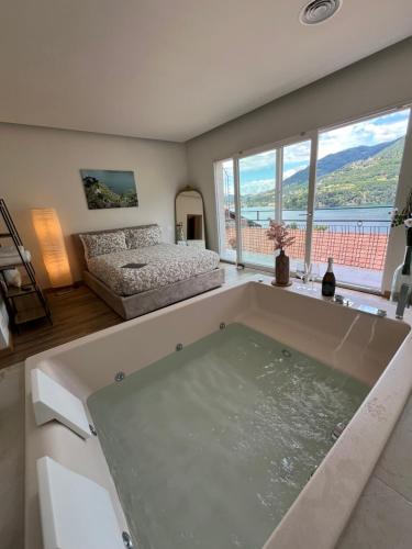 Postel nebo postele na pokoji v ubytování Villa Giulietta lake view Jacuzzi Spa 108