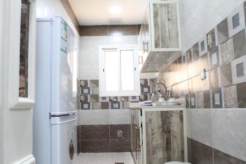 ein kleines Badezimmer mit Waschbecken und Dusche in der Unterkunft الروشن الشرقى للشقق المخدومه in Dammam