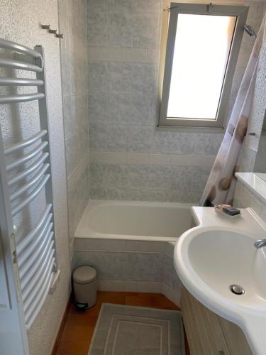 La salle de bains est pourvue d'un lavabo, d'une baignoire et de toilettes. dans l'établissement Le Domaine du Préconil, à Sainte-Maxime