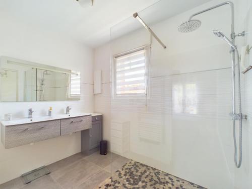 Ένα μπάνιο στο Brem sur Mer- Grande maison pour 9- 4 chambres