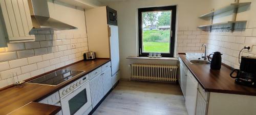 una cocina con fregadero y ventana en Ferienwohnung Am Dingel, en Hofgeismar