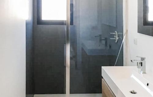 Ένα μπάνιο στο 4 Bedroom Beautiful Home In Vinsobres