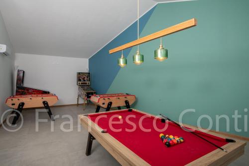Una mesa de billar en Estate Oasi Verde Casin Anand