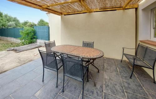 3 Bedroom Lovely Apartment In Régusse