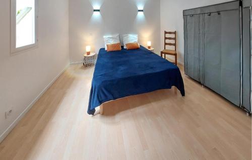 - une chambre avec un lit doté d'une couverture bleue dans l'établissement 3 Bedroom Lovely Apartment In Régusse, à Régusse