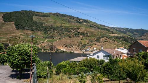 a view of a village with a lake and a mountain at Alojamento Armando Monteiro in Folgosa
