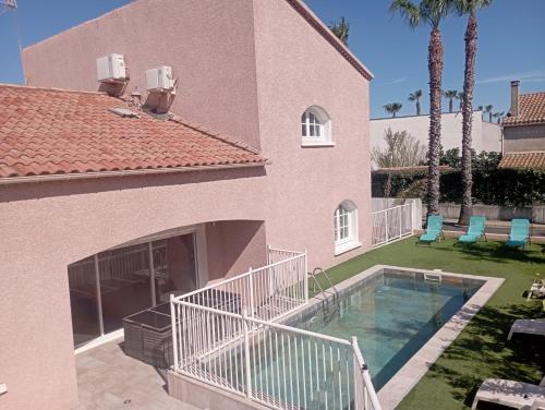 une maison avec une piscine dans la cour dans l'établissement Chambre & plage & Spa & Piscine & wifi, à Valras-Plage