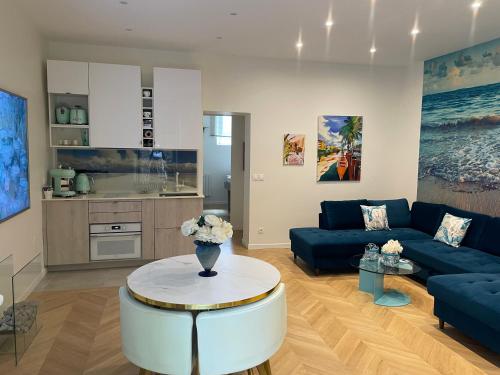 un salon avec un canapé bleu et une table dans l'établissement Montmartre T2 - Proche Sacré Coeur, à Paris