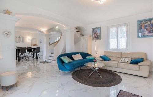 un salon avec un canapé et une table dans l'établissement Lovely Home In Saint-Maxime With Wifi, à Sainte-Maxime