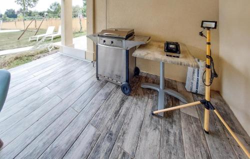 a room with a desk with a phone on it at 3 Bedroom Stunning Home In Regusse in Régusse