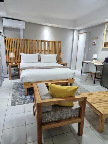 Postel nebo postele na pokoji v ubytování Thabeng Hotel & Restaurant