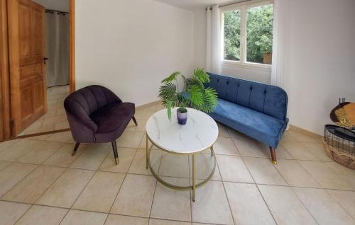 un salon avec un canapé bleu et une table dans l'établissement Stunning Home In Lorgues With Wifi, à Lorgues