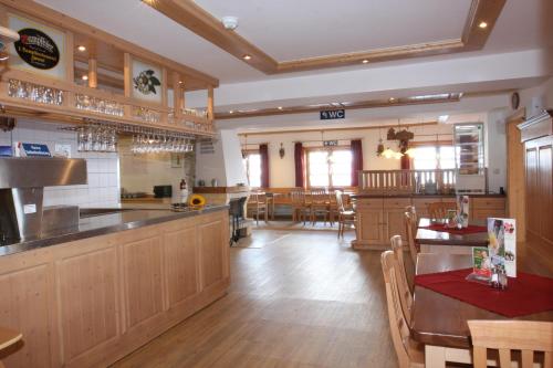 cocina y comedor con mesa y sillas en Arberschutzhaus, en Bayerisch Eisenstein