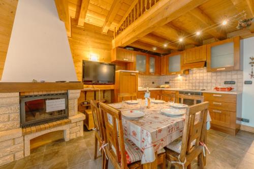 une cuisine avec une table et des chaises ainsi qu'une cheminée dans l'établissement Appartement Des Granges - Happy Rentals, à Chamonix-Mont-Blanc
