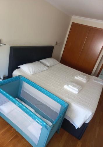 a bed with a plastic tray on top of it at Eixo Atlântico in Bragança