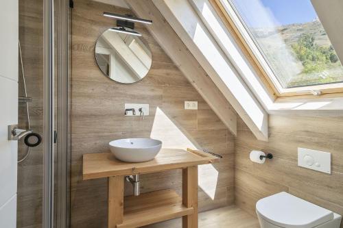 a bathroom with a sink and a skylight at Luderna - Tríplex Deth Tiller in Bagergue