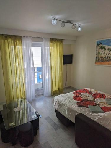 une chambre avec un lit et une table en verre dans l'établissement Charmant T1 au cœur de Nice, à Nice