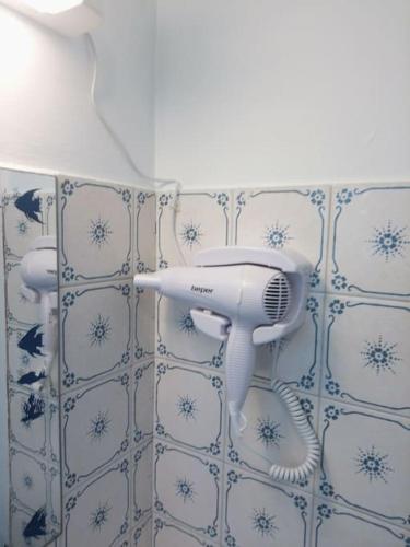 La salle de bains est pourvue d'un sèche-cheveux accroché au mur. dans l'établissement Charmant T1 au cœur de Nice, à Nice